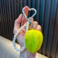 Fluorescerende gele fruit sleutelhanger met parels en hartvormige karabijnhaak - Simulated Starfruit / Stervrucht
