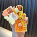 Porte-clés créatif en huile liquide avec une jolie figurine de petit moine flottante - Jaune