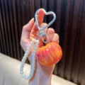 Mooie appel sleutelhanger met imitatieparels en een hartvormige zilveren haak - 珍珠链仿真苹果挂件-彩色