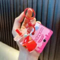 Süßer weihnachtlicher roter Socken-Acryl-Schlüsselanhänger mit flüssiger Füllung für Taschen - Milchteetasse