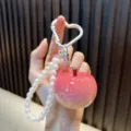 Schattige roze 3D appel sleutelhanger met witte parels en hartvormige sluiting - Simulatie Rode Appel / Rode Appel