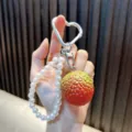 Creatieve lychee fruit sleutelhanger met witte parels en zilveren hartvormige karabijnhaak - Simulatie Lychee / Lychee