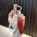 Rode getextureerde hanger sleutelhanger met imitatieparels en hartvormige sluiting. - 水果玉米红色