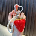 Leuke realistische rode aardbei sleutelhanger met witte parels en een hartvormige clip - 大草莓-红色有籽