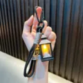 Vintage Mini-Laternen-Schlüsselanhänger mit LED-Kerzenlicht und geflochtenem Band - Retro Quadratische Lampe / Schwarz