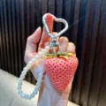 Charmante roze aardbei sleutelhanger met elegante parelketting en hartvormige clip - 大草莓-粉色有籽