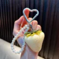 Schattige simulatie crème aardbei sleutelhanger met parels en hartmusketon voor tassen. - 大草莓-白色无籽