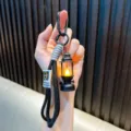 Retro Mini-Sturmlampe Schlüsselanhänger mit warmem LED-Kerzenlicht und Paracord-Schlaufe - Retro Hoflampe / Schwarz