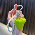 Leuke groene aardbeien sleutelhanger met hartvormige karabijnhaak en parel kralen. - 大草莓-绿色