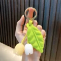 Llavero de resina hecho a mano con flor de cerezo y hoja verde, variante en color amarillo y blanco - Tulipán (Colgante de Cereza de Fruta) / Tulipán