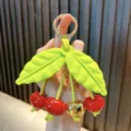Lindo colgante de llavero de cereza para bolsos con acabados brillantes en rojo y dorado - Cereza (Colgante de Cereza de Fruta) / Cereza
