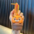 Niedlicher orangefarbener Cartoon-Tier-Quetsch-Spielzeug-Schlüsselanhänger in einem braunen Topf - Biber-Stil / Orange