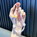 Correa para móvil de cuentas rosas con cristales iridiscentes y un lindo lazo colgante - Rosa y Amarillo / Lazo Rosa