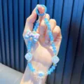 Correa de teléfono de cuentas de cristal azul con un lindo dije de lazo de acrílico - Lazo Azul