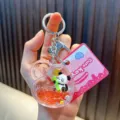 Herzförmiger Acryl-Schlüsselanhänger mit Panda-Figur in funkelndem orangem Flüssigsand - Herzschloss Stil