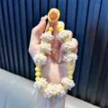 Bijou de téléphone perlé jaune avec des pompons crème moelleux et un fermoir circulaire - Avec Joint / Jaune