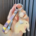 Süßer gelber Acryl-Elefant Schlüsselanhänger mit holografischem Band für Taschen und Autos - Beige