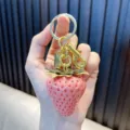 Lindo llavero de fresa de resina rosa con un elegante cierre de mosquetón dorado - Fresa Rosa Mediana (Llavero) / Rosa