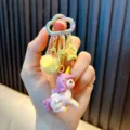 Lindo llavero de unicornio con bola de pelo amarilla y clip de nube de arco iris - Amarillo