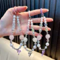 Colgantes de cuentas hechos a mano con perlas y rosas en rosa, blanco y violeta - Lazo de Flor de Perla
