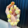 Charm de téléphone en perles holographiques jaunes avec des perles de fleurs - Jaune