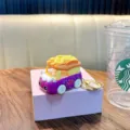 Portachiavi auto giocattolo in lega viola stile cartoon con meccanismo a molla - Viola Fucsia