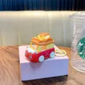 Portachiavi per auto giocattolo cartoon rosso con design a ciotola di noodle su base - rosa scuro