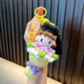 Llavero de muñeca de graduación de ganchillo a mano con flores púrpuras y colgante - Amarillo