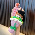 Llavero de muñeca de graduación de ganchillo hecho a mano con diseño de ramo y etiqueta - Rosa