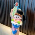 Adorable llavero de muñeca de ganchillo hecho a mano con gorro de graduación y ramo - Azul claro