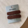 Vista dettagliata della trama del tessuto twill marrone su due fermagli per capelli rettangolari - Un paio / Marrone