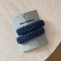 Dettaglio di fermagli per capelli rettangolari in saia blu scuro su cartoncino grigio - Un paio / Blu