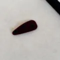 Gros plan détaillé d'une barrette en velours bordeaux ornée de petits cœurs noirs. - Cœur / Rouge