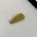 Gros plan sur une barrette en velours vert rétro avec trois mignons petits cœurs bleus doux - Cœur / Jaune