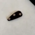 Gros plan détaillé de la pince à cheveux en velours noir ornée de trois petits cœurs floqués. - Cœur / Marron