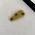 Détail d'une pince à cheveux BB vintage en velours jaune moutarde avec étoiles bleues - Pentagramme / Jaune