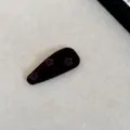 Vue détaillée de la pince à cheveux en velours noir ornée de trois petites étoiles - Pentagramme / Marron