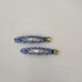 Dettaglio ravvicinato di fermagli per capelli a quadretti blu e bianchi con strass - Set di 2 pezzi / Quadretti Blu (Strass Giallo)