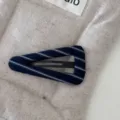 Dettaglio ravvicinato della clip per capelli triangolare rivestita in tessuto gessato blu - Fermaglio Triangolo Grande / Saia Blu