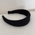 Détail rapproché d'un serre-tête large noir pour femme avec plis accordéon français - Noir