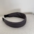 Vue détaillée du serre-tête élégant en tissu plissé gris anthracite sur fond blanc. - Gris