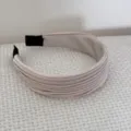 Détail d'un serre-tête large plissé accordéon champagne avec une finition satinée - Kaki