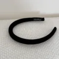 Détail d'un serre-tête large en velours noir pelucheux pour une coiffure vintage élégante - Serre-tête / 1,5 cm de large / Noir