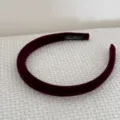 Gros plan d'un serre-tête en velours bordeaux montrant la texture du tissu - Serre-tête / 1,5 cm de large / Rouge