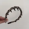 Détail du serre-tête enveloppé de tissu imprimé léopard avec des dents antidérapantes - Serre-tête Ondulé Motif Léopard Clair
