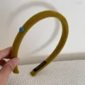 Gros plan d'un serre-tête floqué jaune moutarde avec un petit cœur bleu décoratif. - Bandeau Jaune (Cœur Bleu) / 1.5cm de Large / Curcuma
