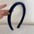 Gros plan d'un serre-tête en velours bleu marine avec un petit cœur floqué jaune - Bandeau Bleu (Cœur Jaune) / 1.5cm de Large / Bleu foncé