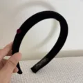 Détail d'un serre-tête en éponge floquée noire avec un petit accent de cœur rouge - Bandeau Noir (Cœur Rouge) / 2cm de Largeur / Noir