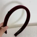Gros plan d'un serre-tête en velours bordeaux avec un petit cœur noir - Bandeau Rouge Vin (Cœur Noir) / 2cm de Largeur / Bordeaux