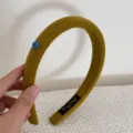 Vue détaillée d'un serre-tête en velours jaune moutarde avec petit cœur bleu décoratif - Bandeau Jaune (Cœur Bleu) / 2cm de Largeur / Jaune Moutarde